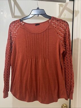 Lace sleeve women’s tee
